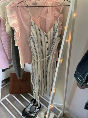 Klänning  - Somrig klänning från Forever21 Passar S/M Köparen står för frakten 