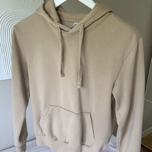 Beige hoddie - Jättefin beige hoddie från H&M. Mysig med en huva till. Säljer eftersom den tyvärr inte kommer till användning längre 
