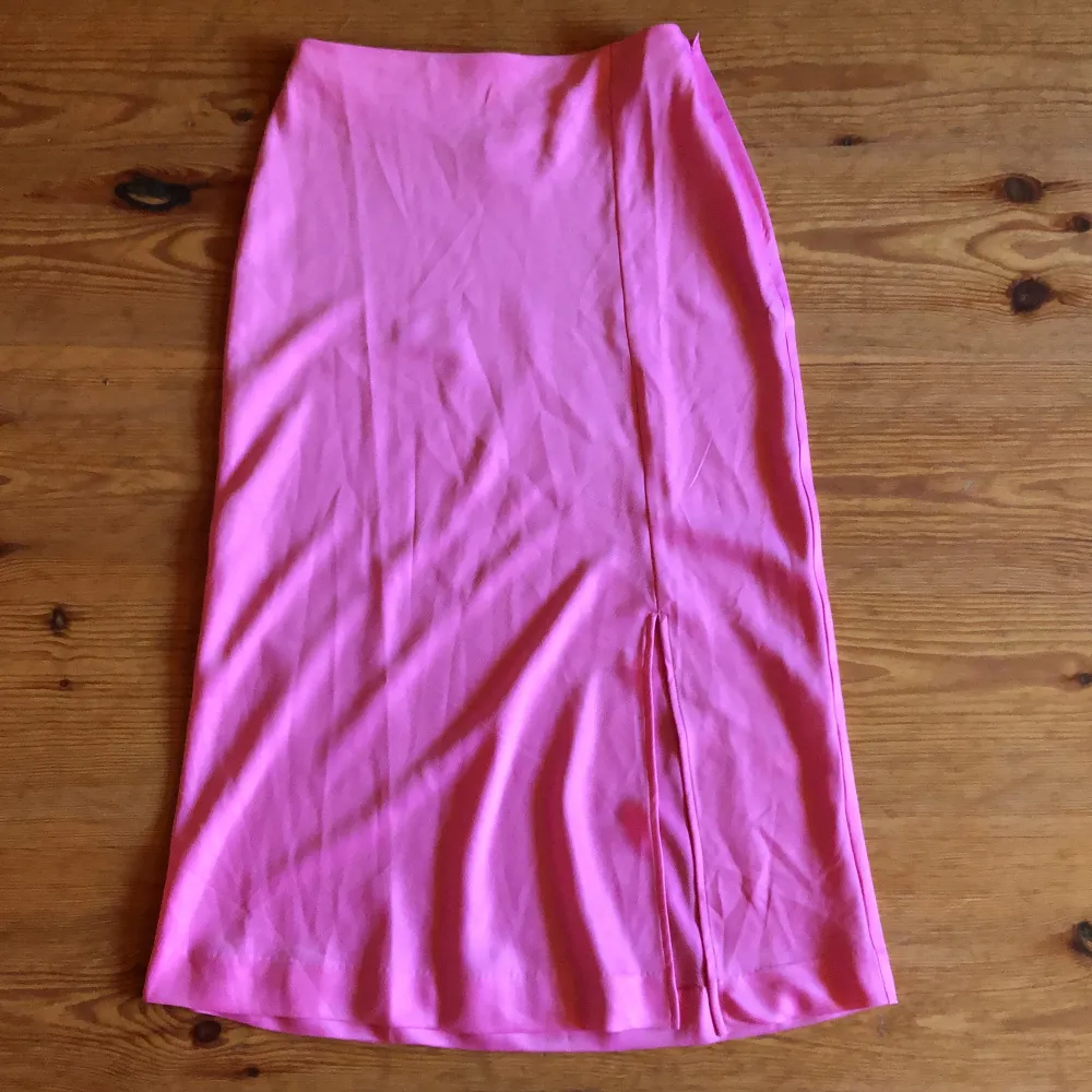 Rosa silkig långkjol med slits. Den är köpt secondhand men den är från monki från början. Använd en gång. . Kjolar.