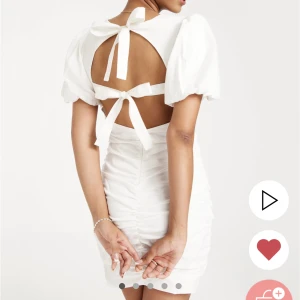 Vit klänning - En jätte fin vit klänning som man kan ha på studenten, (SLUTSÅLD) har fortfarande prislappen kvar på klänningen tänkte ha den på studenten men det blir inte så. 