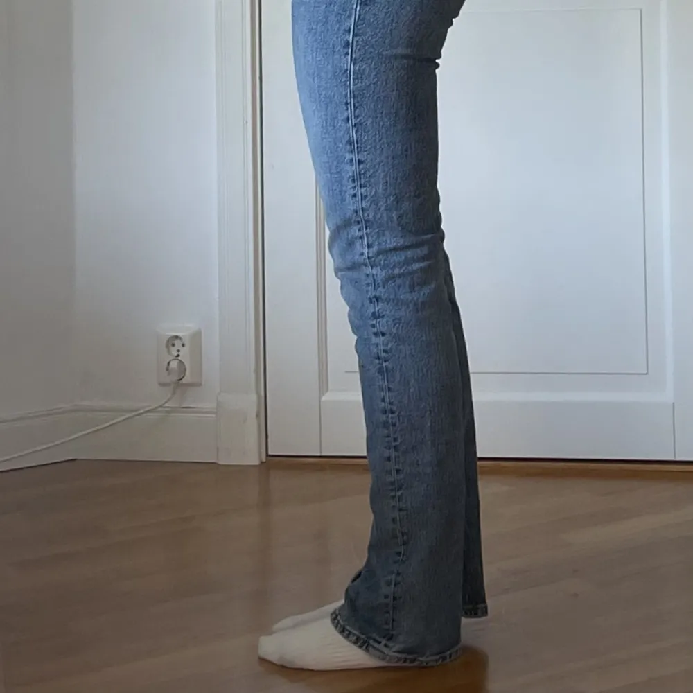 Perfekta jeans med en slits!! Sitter som en fram men används tyvärr för sällan!!. Jeans & Byxor.