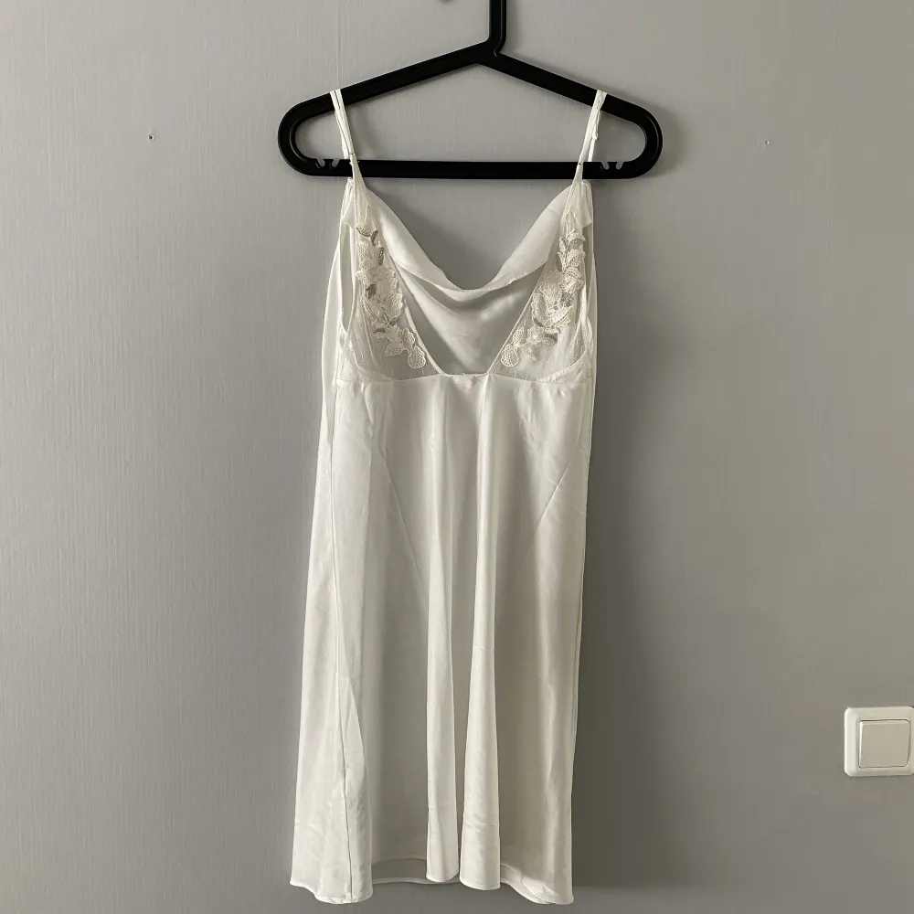 Säljer denna söta slip dress från Oysho i vit med vita spetsdetaljer. Använd kanske 1-2 gånger. Funkar både hemma och till stranden etc :). Klänningar.