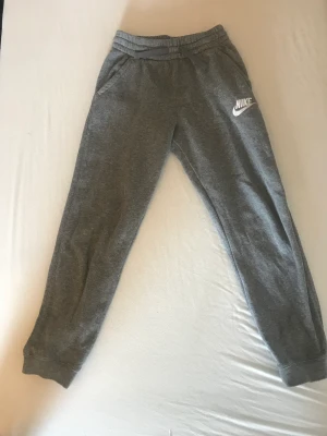 Nike mjukisbyxor - Gråa mjukisbyxor Nike 