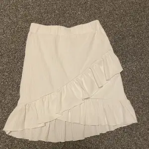 Vit kjol från Nelly, säljer för att den tyvärr är för liten för mig. 
