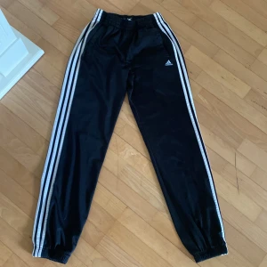 Säljer svarta Adidasbyxor (barn) - Säljer svarta Adidasbyxor i storlek 176 köptes för 600kr har används ett då tal gånger så säljer för 300kr men priset kan diskuteras 