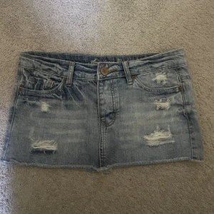 Lågmidjad jeanskjol - Superfin Lågmidjad jeanskjol från American eagle!  Midja rakt över cirka 40cm Längd på kjolen 27cm 