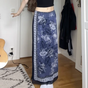 långkjol - maxikjol med fint mönster och slit💓 står storlek 4, skulle säga att den sitter som en XXS-XS