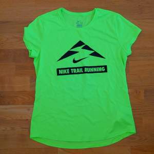 Träningströja / trail running från Nike. Neongrön så du syns i spåren.  Använd en gång  Tjejmodell