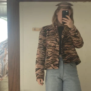 Tiger print jacka - Snygg elegant passform. Köpt second hand i Finland. Skicka meddelande vid köp, PRIS INKLUSIVE FRAKT