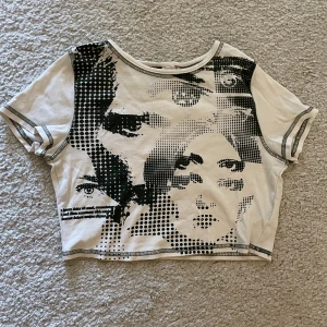 baby-tee med y2k tryck  - snygg baby-tee från h&m som säljs då jag tycker den är liten i storleken, är knappt använd <3 