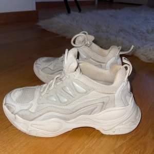 Sneakers från sandro. Fint skick, använda få gånger. Köpt för 2700 kr