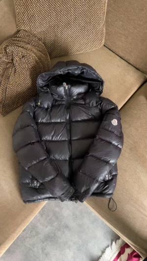 MONCLER MAYA 2021  - Moncler maya 2021 modell Storlek: 1 (S)  Nypris ca 10 000 köpt för ett bra tag sen. Kvalite: 9/10 