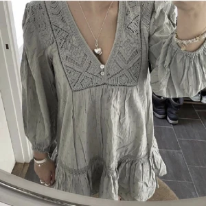 Zara klänning  - Säljer en jättefin grön klänning från zara som inte säljs längre!! Passar jättebra till sommaren!