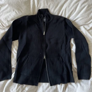 Zip tröja - Zip tröja som är stickad från esprit. Väldigt bra skick och inga defekter. Pris går att diskuteras storlek s/xs