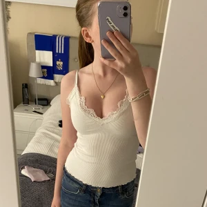 Spets Linne - Jättegulligt spetslinne från NewYorker! Passar perfekt till kjol eller jeans 💞