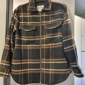 Jacka - En fin tunn jacka oanvänd 