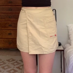 Diesel-kjol - Beige minikjol i cargostil som kan justeras i midjan, originellt från Diesel! Står ingen storlek men är som en XS/S, och längden är 38 cm ❤️‍🔥