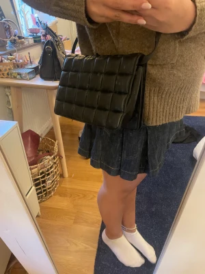 Hm läderväska - Säljer denna sjukt snygga väskan ifrån hm. Perfekt att ha som en basic väska till en snygg outfit.