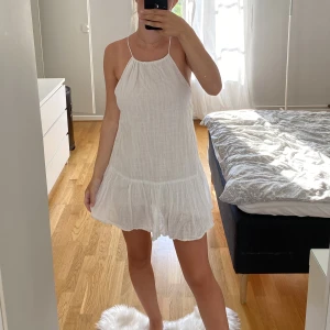 Klänning  - Jätte fin klänning från Zara i storlek xs, Man kan välja själv hur långt upp eller ner man vill att den ska sitta med hjälp av bandet och ändra hur den ska sitta fram vid halsen 🤍 Om du har någon fråga är det bara att skriva. 🤍  Står inte för frakten!