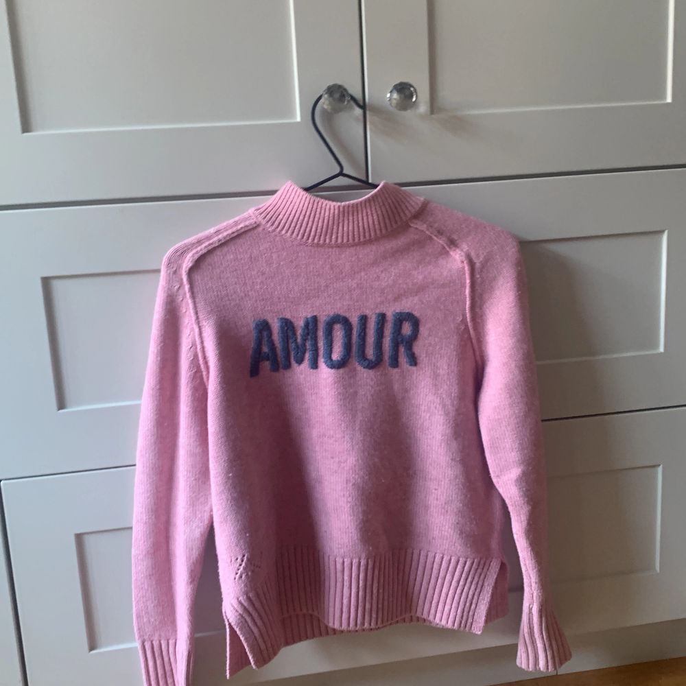 Det här är en oanvänd Zadig voltaire tjocktröja med storleken 11-12 eller 12 åringar! Den är rosa o Står med bokstäver AMOUR. Den är som sagt inte använd en enda gång och kostar 1200 fientliges men säljer den för 300 kr. Tröjor & Koftor.