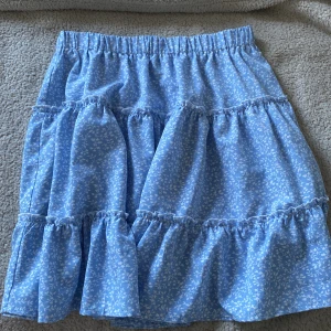 Blommig kjol köpt på Plick - Kjol i bra skick