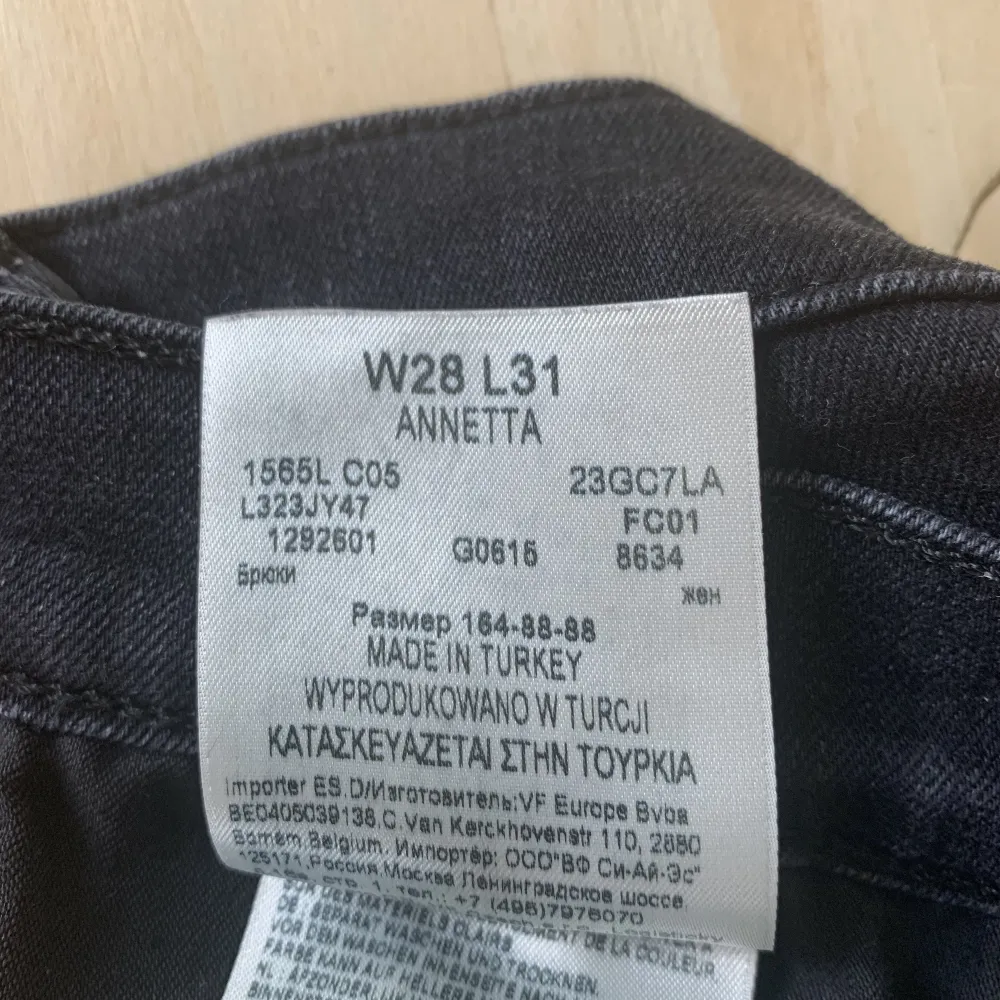 Svarta stretchiga jeans från Lee med låg midja i bootcut-stil. Fett sköna och bra men använt skick!!  Midjemått ca 74 cm, innerbensmått 79, passat mig som är 169.  Strl ca small/ 36-38 Står w28l31 i! Nytvättade, inga djur fraktar, inga returer. Jeans & Byxor.