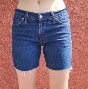 Levi's shorts - Så fina Levis jeansshorts! Dem är så snygga och man kan välja om man vill vika upp dem eller inte. Den är perfekta i sommar. ☀️⭐😁