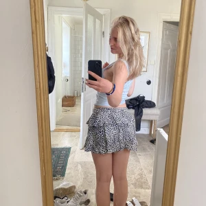 somrigkjol - Kjol från Zara. Storlek S som motsvarar storlek 36/38. Säljs för 118kr (70kr+48kr frakt), men kan ändras till budgivning :) Paketet skickas via posten dvs i ett stort kuvert för enklare leverans 🚚