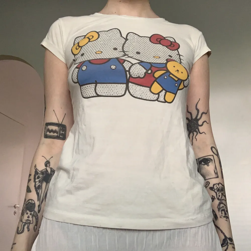 🪩 Krämvit Hello Kitty topp. Formar sigfint efter kroppen, mjukt tyg. 🪩. Toppar.