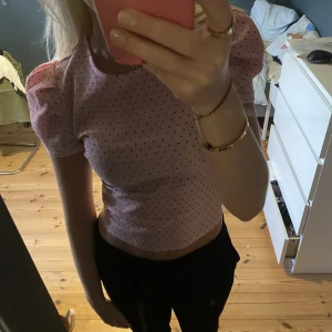 Topp - Säljer denna söta topp🩷 Köpt för några år sen på HM, men fortfarande i superbra skick!! Färgen är som på sista bilden ungefär☺️
