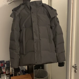 Canada goose wyndham black label  - Fick denna av min bror men den är fusion fit M/M, vilket menas med gjord efter hans kroppsfigur. Har en liknande vinterjacka Och denna passar ej mig.  Finns även litet skrapmärken vid vänster arm (dm för bild). Riktigts fräsch jacka!!! Tveka ej;)