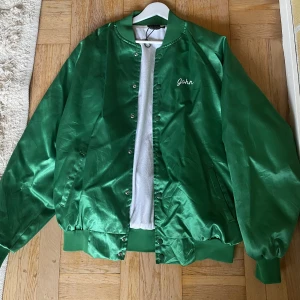 Bomberjacka - Supercool grön glansig bomberjacka köpt i vintagebutik för 400kr. Lite oversized! 