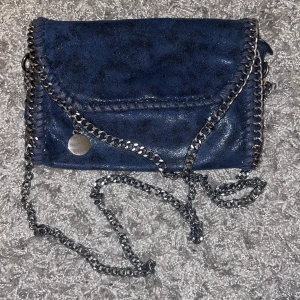 Stella McCartney liknande väska - Säljer denna stella McCartney liknande väskan då jag inte använder den. Köpt i Spanien!