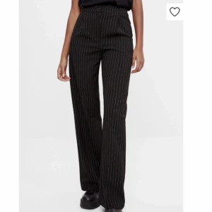 Randiga kostymbyxor  - Randiga kostymbyxor från bershka. Använda ett fåtal gånger men kommer tyvärr inte till användning längre. Storlek 36.