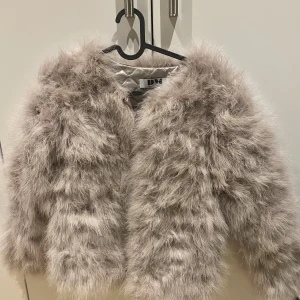 Pälsjacka - Oanvänd pälsjacka från Dennis Maglic. Bra skick.  Färg: Åt det gråa hållet.