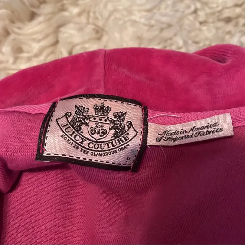 En juicy couture tröja som är perfekt inför vintern. Sista bilden ser de ut som att den är i en annan färg, den är rosa som i de två första bilderna . Tröjor & Koftor.