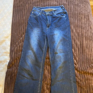 Utsvängda jeans - Utsvängda jeans med hög midja. Bra skick.