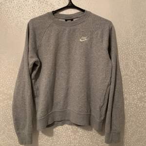 Grå sweatshirt från NIKE i storlek S dam. Kommer inte till användning 💕 skriv för mer info😊