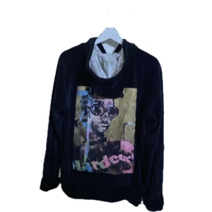 Limitato zip hoddie - Fin limitato zip hoddie i storlek M, inga fläckar eller hål. Box och kvitto finns inte men köpt från Sellpy och aldrig använd i min ägo. Hör av dig vid frågor. | artist: Marco Grassi |  | tryck: Hardcore |
