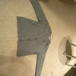 KOFTA - Säljer denna koftan från lager 157. 