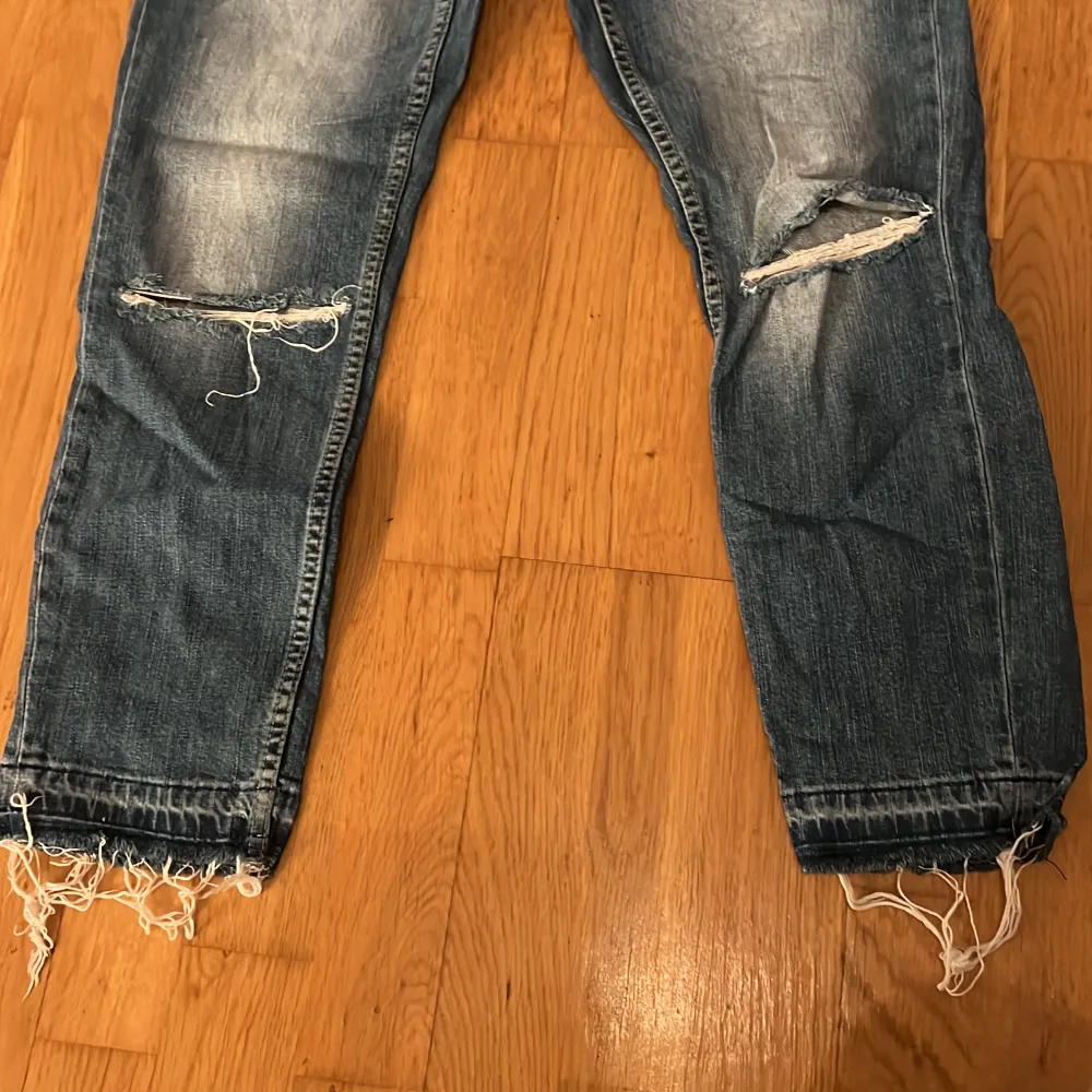 Säljer nu dessa jeans från Gina Tricot då dem är i fel storlek!💕 Vill ni ha fler bilder eller mått så går de självklart att lösa!💕. Jeans & Byxor.