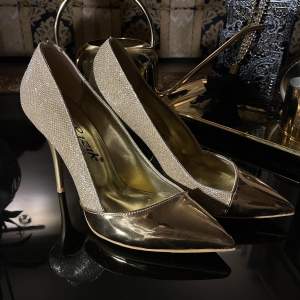 Ett par guld glittriga highheels i storlek 39 från Rizik shoes! Aldrig använt(: