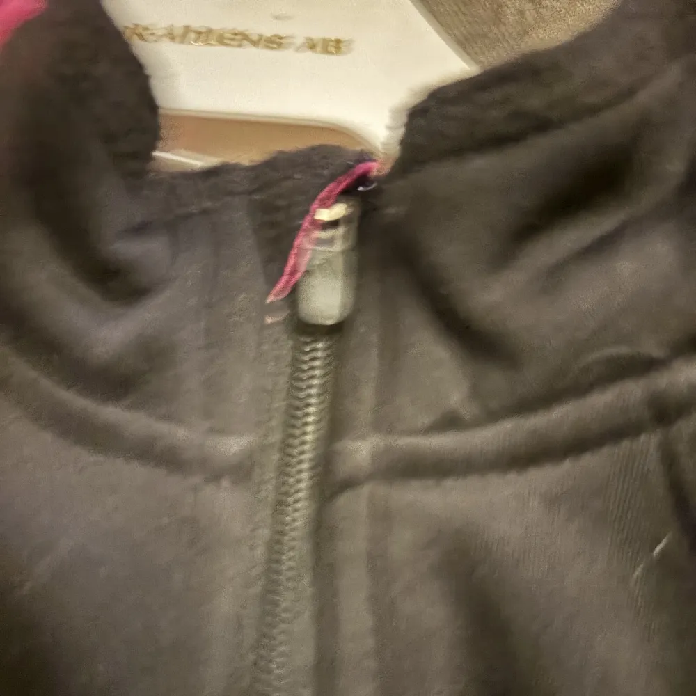 En svart sport hoodie med märke av adidas. Väldigt fint skick och en skön tröja! Storlek står inte riktigt på tröjan men skulle säga att den är en S . Hoodies.