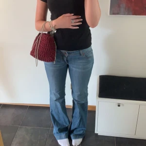 Lågmidjade jeans - Sjukt snygga jeans! Långa på mig som är 168. Lite slitna längst ner (kom privat för bilder).  Innebenslängden: 88cm Midja: 41cm rakt över 