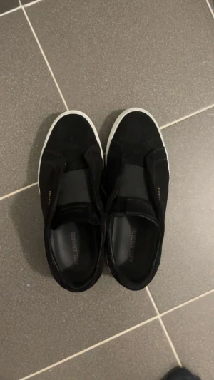 Axel Arigato - Dem är knappt använda, bara några gånger. Box går med.  Priset går att diskutera.  Storlek 42