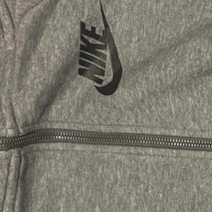 Nike hoodie grå 