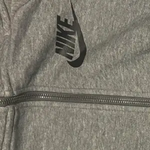 Nike hoodie grå 