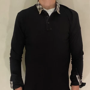 Burberry Pike  - Hej! Säljer nu min Burberry piké i storlek M, fint skick. Modellen är 180 CM och väger 80 KG. Hör gärna av dig om du har några frågor samt funderingar kring varan!