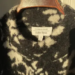 Säljer en så härlig tjocktröja i ull-och alpackablandning från &otherstories, perfekt nu till vinterkvällarna❄️Säljes då det tyvärr inte kommer till användning längre.