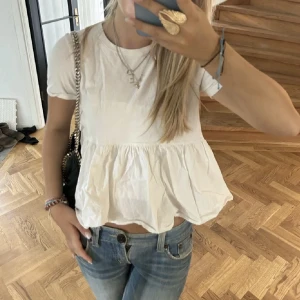 volang t-shirts  - säljer den här jättesöta t-shirten! från lager 157 men är precis som dne från zara! lånad bild, skriv för egna!❤️‍🔥